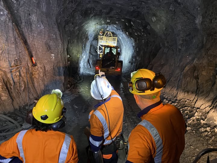 Underground personnel tracking system with BLE beacon readers and a web-based control room display showing real-time positions